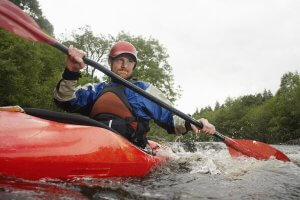 Un homme qui fait du canoë.