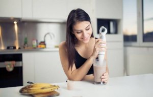 femme préparant un smoothie