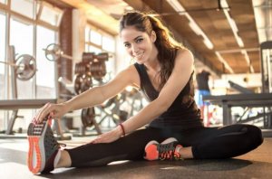 femme réalisant des étirements