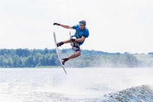 Un homme qui fait du ski nautique.