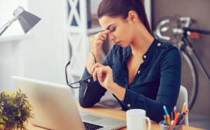 Femme stressée au travail.