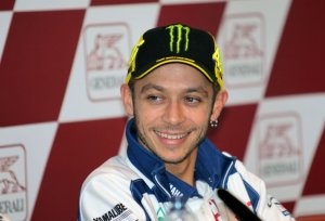 Valentino Rossi qui reçoit un prix.