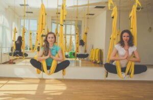 Deux femmes qui font de l'aéroyoga