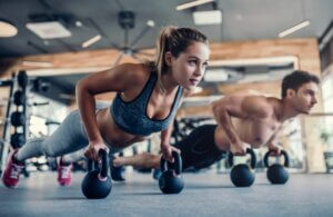 Un couple en salle de fitness.