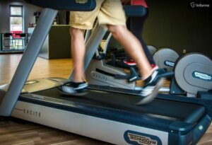 Course sur un tapis roulant.