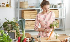 Femme qui cuisine avec des légumes.