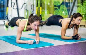 Entraînement au TRX parmi les exercices aériens