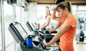 Exercices de cardio en salle de sport.