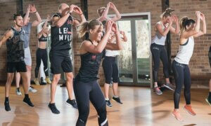 Entraînement HIIT en salle de sport.