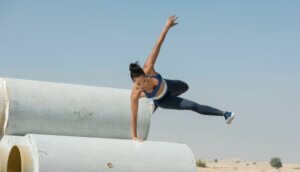 Une femme qui fait du parkour.