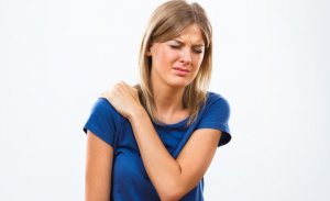 Femme qui a une lésion à l'épaule.