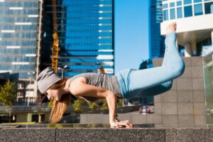 Une femme en ville qui fait du parkour.