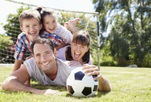 famille sur un terrain de foot