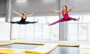 femmes sautant sur un trampoline