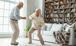 Un couple qui danse dans leur maison.
