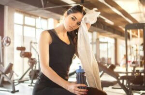 Une femme à la salle de sport