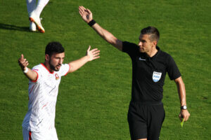 Arbitre corrigeant un joueur
