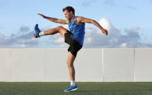 Un homme lors de l'échauffement.