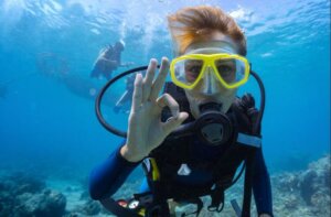 Un homme qui fait de la plongée sous-marine.