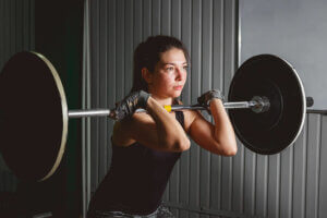 Une femme faisant du crossfit