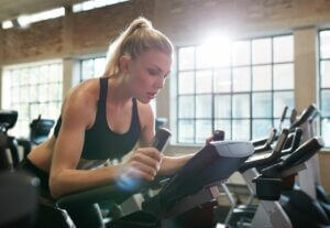Une femme fait du cardio en salle