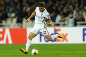 Un joueur du A.C. Milan, en pleine action lors d'un match.