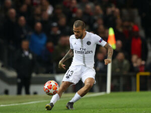 Dani Alves jouant pour le PSG.