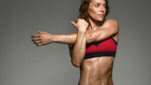 Une femme s'étire les bras