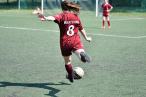 Une femme qui joue au football