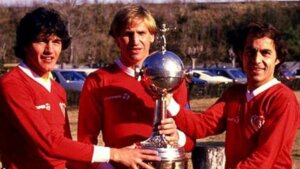 Trois joueurs de l'équipe argentine Independiente, avec la Coupe des Libérateurs.