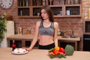Une jeune femme sportive dans une cuisine.