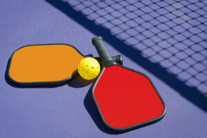 Raquettes et balle de pickleball.
