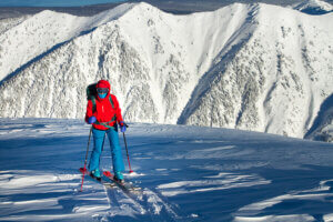 Un skieur sur une piste de ski.