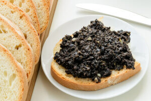 Tartine de tapenade.