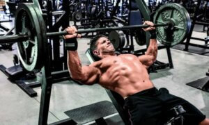 Développé couché avec banc incliné