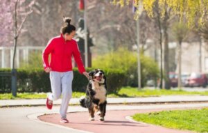 Une femme courant avec son chien