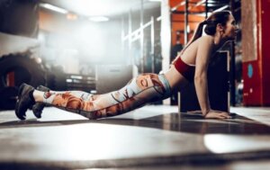 femme faisant des burpees