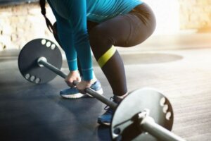 femme réalisant un deadlift