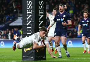 Un joueur qui marque un essai au rugby.