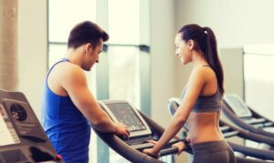 Femme qui fait du cardio sur une machine.