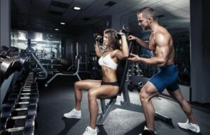 Une femme sur une presse qui travaille la force de ses épaules et bras.