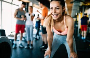 Une femme qui s'entraîne dans une salle de sport.
