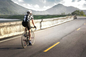 Un homme pratiquant le cyclisme