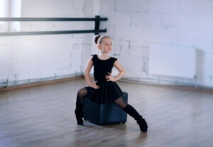 Une jeune fille qui fait une pose de danse.