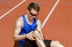 Un sportif blessé au genou.