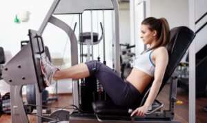 femme travaillant ses jambes sur une machine