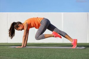 femme faisant l'exercice de l'escalier
