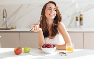 Une femme qui mange un petit-déjeuner sain.