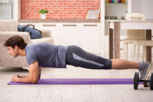 homme faisant la planche à la maison