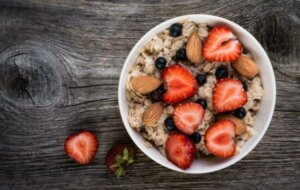 porridge à l'avoine et aux fraises